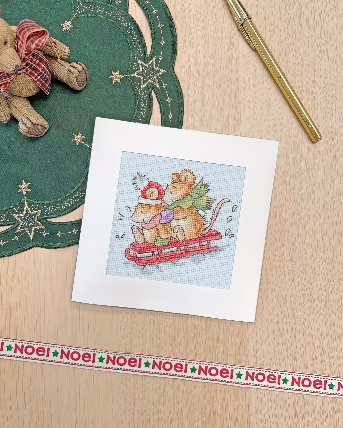 Christmas Card - Hold Tight - Bothy Threads Cross Stitch Kit XMAS80